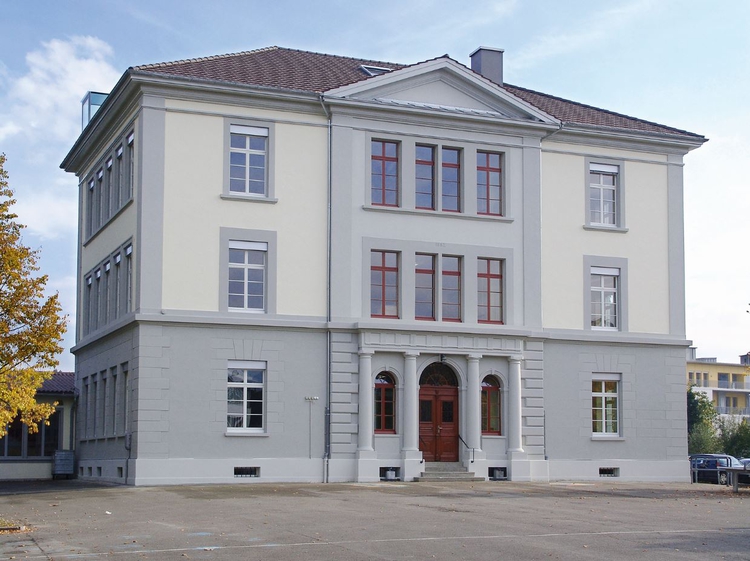 Schulhaus Gestadeck von Seiten Pausenplatz